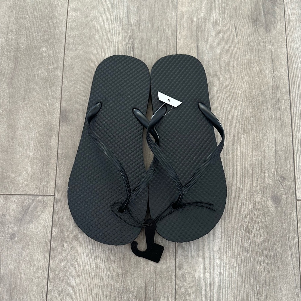 New Women’s Flip Flops Sandals Black Size 7/8 
Non branded